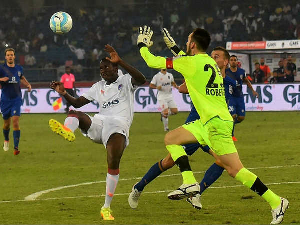 मंगलवार को इंडियन सुपर लीग के मुकाबले में दिल्ली डायनामोज़ और मुंबई सिटी एफसी की टीमें आमने-सामने थीं। मंगलवार को इंडियन सुपर लीग के मुकाबले में दिल्ली डायनामोज़ और मुंबई सिटी एफसी की टीमें आमने-सामने थीं।