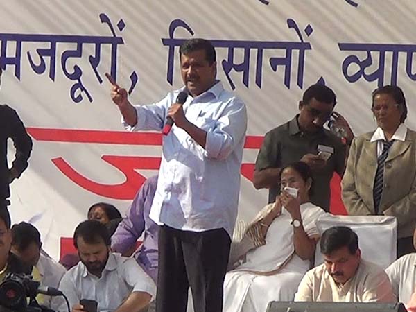 Demonetisation: 3 reasons why Arvind Kejriwal's and mamta banarjee Azadpur rally was a flop show. आजादपुर मंडी में शुक्रवार को हुई रैली को देखकर कई लोग ऐसा भी सोच सकते हैं कि एक सफल रैली रही। पश्चिम बंगाल की मुख्यमंत्री ममता बनर्जी खुद बंगाल से दिल्ली तक अरविंद केजीरवाल का पीएम मोदी के खिलाफ विमुद्रीकरण नीति Demonetisation: 3 reasons why Arvind Kejriwal's and mamta banarjee Azadpur rally was a flop show. आजादपुर मंडी में शुक्रवार को हुई रैली को देखकर कई लोग ऐसा भी सोच सकते हैं कि एक सफल रैली रही। पश्चिम बंगाल की मुख्यमंत्री ममता बनर्जी खुद बंगाल से दिल्ली तक अरविंद केजीरवाल का पीएम मोदी के खिलाफ विमुद्रीकरण नीति
