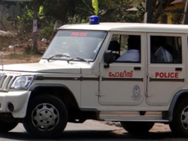 आरोपियों को सामने बैठाकर पूछे आपत्तिजनक सवाल