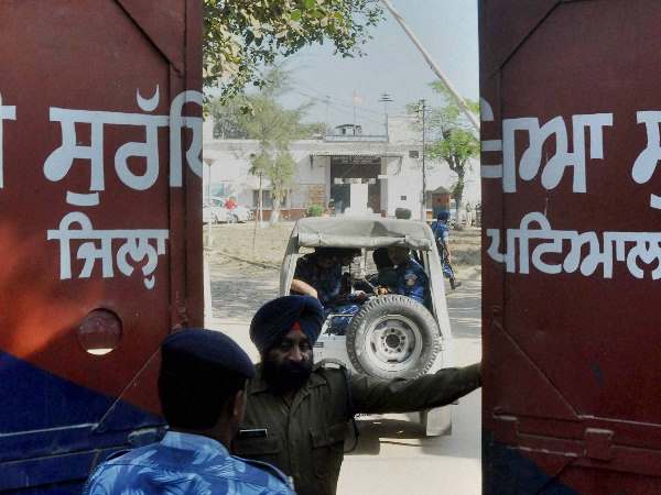 पहले दो गार्ड्स को बंधक बनाया - 8.46 मिनट