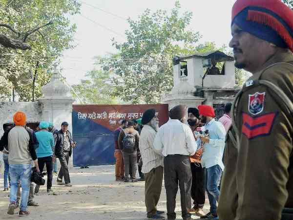 पुलिस की वर्दी में फर्जी कैदी को लेकर जेल में आए - 8.42-8.45 मिनट