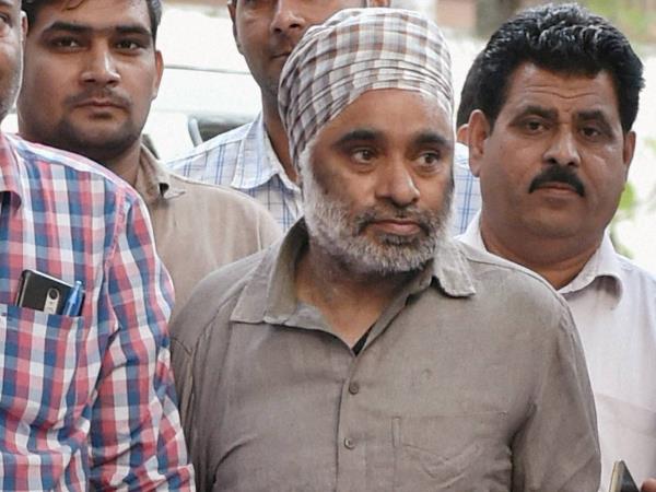 एसयूवी से उतरकर हरमिंदर पहुंचा दिल्ली