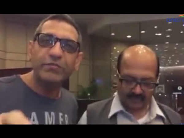 Person standing with Amar Singh abuses PM Narendra Modi Person standing with Amar Singh abuses PM Narendra Modi