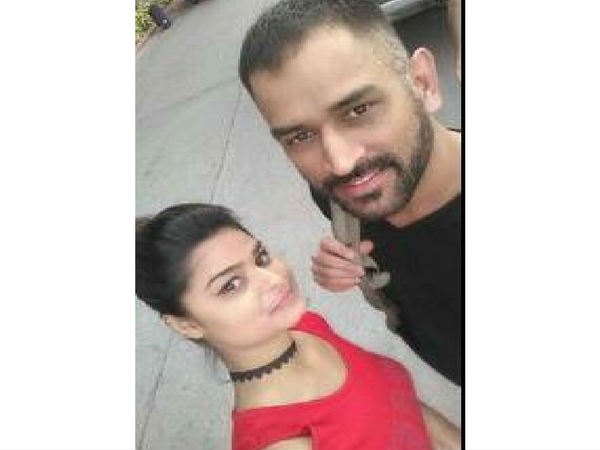 धोनी की लेडी फैन ने स्कूटी से एयरपोर्ट तक किया हमर का पीछा, जानिए क्यों धोनी की लेडी फैन ने स्कूटी से एयरपोर्ट तक किया हमर का पीछा, जानिए क्यों