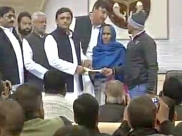 नोटबंदी से मरने वालों के परिजनों को अखिलेश यादव ने सौंपे चैक नोटबंदी से मरने वालों के परिजनों को अखिलेश यादव ने सौंपे चैक