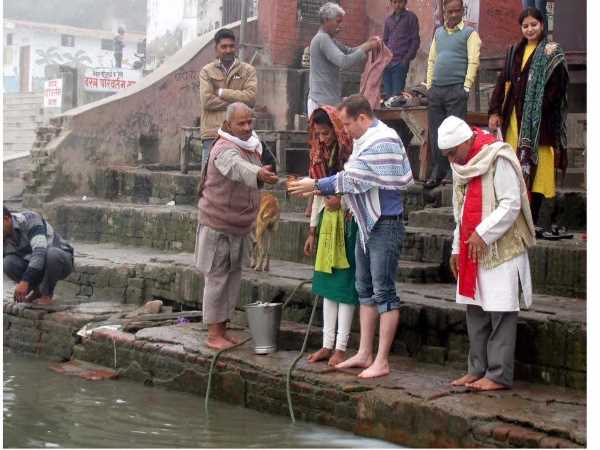 किया प्रसाद वितरण