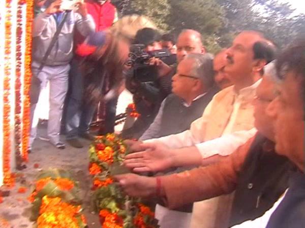 मायावती के भाई 22 हजार की नौकरी करते थे, उन्होंने बड़े वीर पाले हैं: महेश शर्मा मायावती के भाई 22 हजार की नौकरी करते थे, उन्होंने बड़े वीर पाले हैं: महेश शर्मा