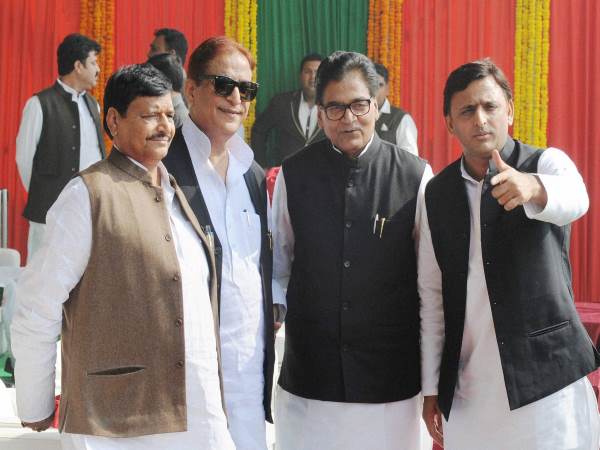 अलग छवि गढ़ने में जुटे अखिलेश
