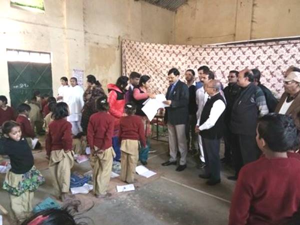 बच्चों की पढ़ाई की पुख्ता व्यवस्था कर रहे डीएम