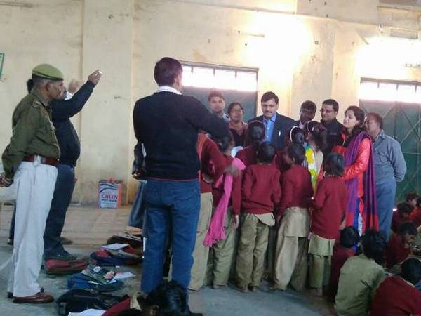 'पढ़ो-लिखो और अफसर बनकर गरीबों की मदद करो'