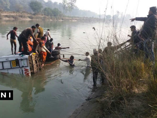 सीतापुर में बड़ा सड़क हादसा, बस पलटने से 8 की मौत