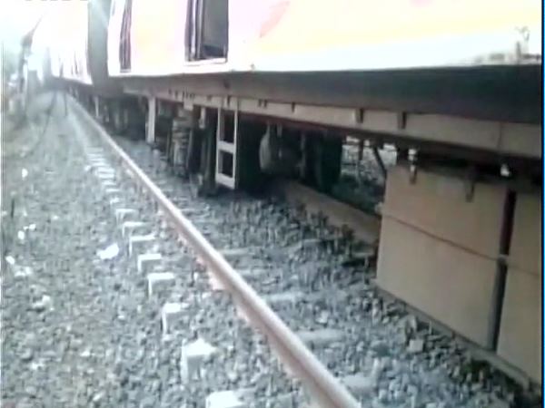 accident-indian-railway-train-mumbai-कानपुर के बाद मुंबई में ट्रेन हादसा, 5 कोच पटरी से उतरे accident-indian-railway-train-mumbai-कानपुर के बाद मुंबई में ट्रेन हादसा, 5 कोच पटरी से उतरे