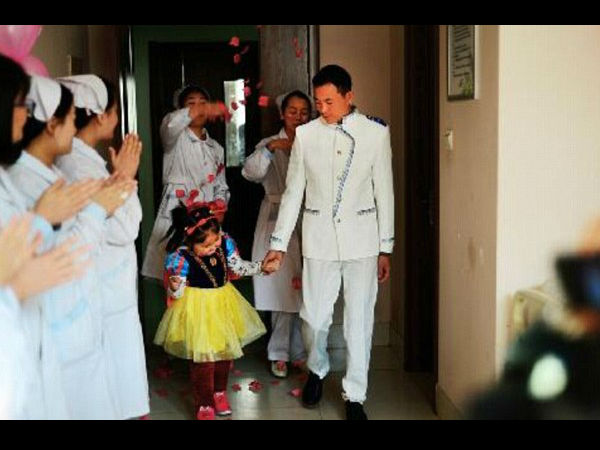 OMG! Father 'marries' to his 6-year-old daughter, know the reason OMG! Father 'marries' to his 6-year-old daughter, know the reason