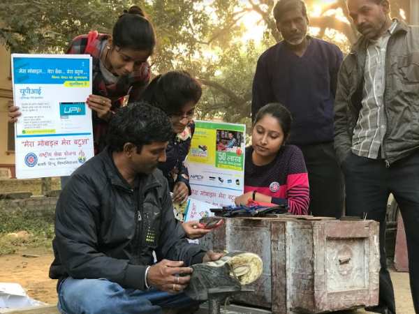 BHU की छात्राओं ने उठाया लोगों को कैशलेस का मतलब समझाने का बीड़ा BHU की छात्राओं ने उठाया लोगों को कैशलेस का मतलब समझाने का बीड़ा