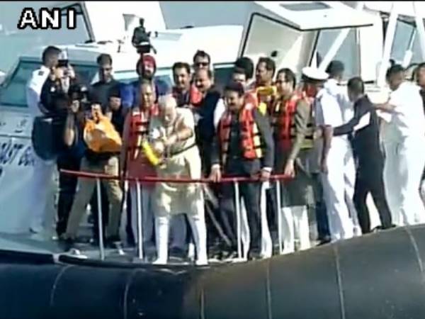 प्रधानमंत्री नरेंद्र मोदी ने रखी शिवाजी स्मारक की आधारशिला प्रधानमंत्री नरेंद्र मोदी ने रखी शिवाजी स्मारक की आधारशिला