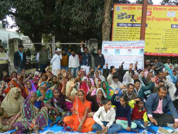 गोरखपुर: चर्चित गीता पाल रेप एंड मर्डर केस में ग्रामीणों ने घेरा जिलाधिकारी कार्यालय गोरखपुर: चर्चित गीता पाल रेप एंड मर्डर केस में ग्रामीणों ने घेरा जिलाधिकारी कार्यालय