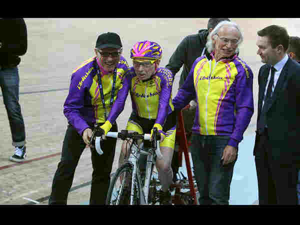 105-year-old man sets record by cycling more than 14 miles in an hour 105-year-old man sets record by cycling more than 14 miles in an hour