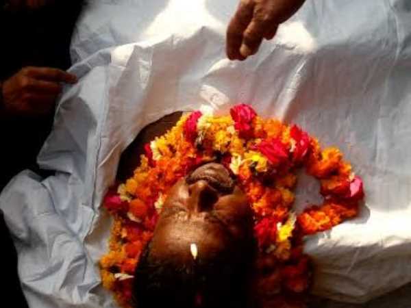 लोग प्रत्याशी को देखने के लिए हुए उत्साहित