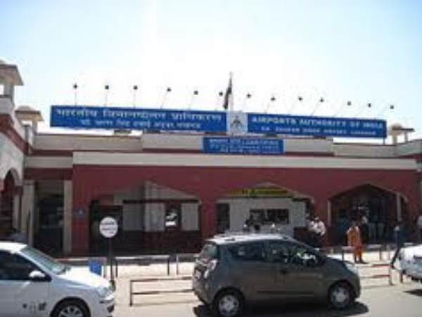 एक फ्लाइट भी सकुशल नहीं चल पा रही है