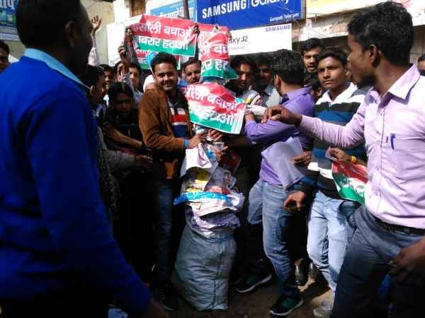 लोगों ने विधायक अबरार अहमद का फूंका पुतला