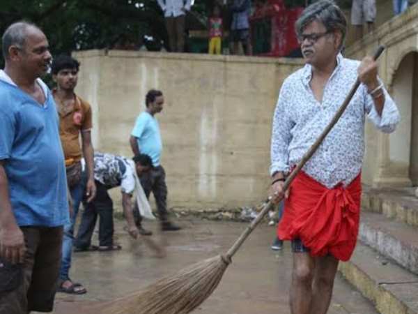 संजय मिश्रा खुद सफाई करने लगे