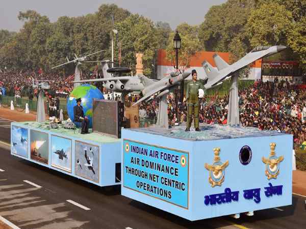देश की राजधानी दिल्ली में 68वें गणतंत्र दिवस की धूमधाम से तैयारियां शुरु हो गई है। इसी के मद्देनजर सोमवार को गणतंत्र दिवस का होने वाली परेड फुल ड्रेस अभ्यास किया गया है। देश की राजधानी दिल्ली में 68वें गणतंत्र दिवस की धूमधाम से तैयारियां शुरु हो गई है। इसी के मद्देनजर सोमवार को गणतंत्र दिवस का होने वाली परेड फुल ड्रेस अभ्यास किया गया है।
