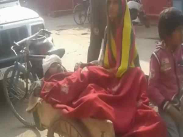 अखिलेश सरकार की व्यवस्था की खुली पोल, ठेले पर पति को लादने को मजबूर हुई पत्नी अखिलेश सरकार की व्यवस्था की खुली पोल, ठेले पर पति को लादने को मजबूर हुई पत्नी