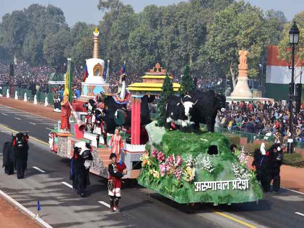 देश की राजधानी दिल्ली में 68वें गणतंत्र दिवस की धूमधाम से तैयारियां शुरु हो गई है। इसी के मद्देनजर सोमवार को गणतंत्र दिवस का होने वाली परेड फुल ड्रेस अभ्यास किया गया है। देश की राजधानी दिल्ली में 68वें गणतंत्र दिवस की धूमधाम से तैयारियां शुरु हो गई है। इसी के मद्देनजर सोमवार को गणतंत्र दिवस का होने वाली परेड फुल ड्रेस अभ्यास किया गया है।