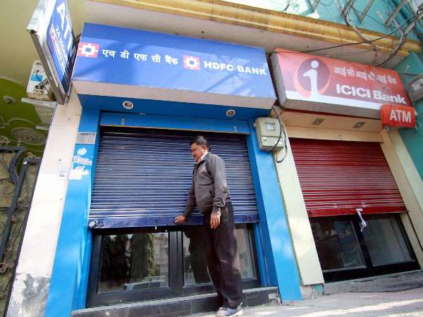 क्यों कम हो रहे हैं ATM