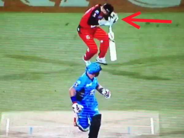 australia cricket शॉट मारते हुए बल्लेबाज के हाथ से छूटा बल्ला, सीधा जाकर लगा विकेट कीपर के मुंह पर australia cricket शॉट मारते हुए बल्लेबाज के हाथ से छूटा बल्ला, सीधा जाकर लगा विकेट कीपर के मुंह पर