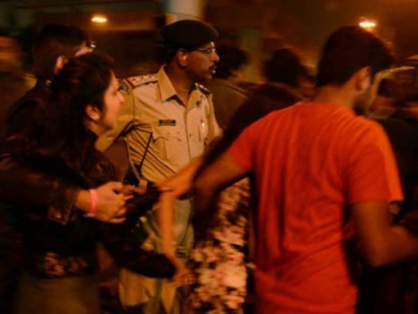 बेंगलुरु में नए साल के जश्न में उस रात कैसे बीच सड़क तार-तार हुई इज्जत? बेंगलुरु में नए साल के जश्न में उस रात कैसे बीच सड़क तार-तार हुई इज्जत?