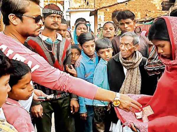 बिहार: गरीबी की वजह से पति ने की खुदकुशी, कफन के लिए पत्नी ने मांगी भीख बिहार: गरीबी की वजह से पति ने की खुदकुशी, कफन के लिए पत्नी ने मांगी भीख