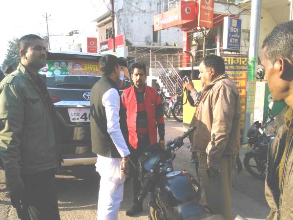 रायबरेली: असलहों के प्रदर्शन पर हुई भाजपा नेता पर कार्रवाई रायबरेली: असलहों के प्रदर्शन पर हुई भाजपा नेता पर कार्रवाई