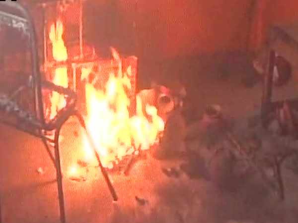 पश्चिम बंगाल: बाबुल सुप्रियो के घर पर हमला, बीजेपी ऑफिस में लगा दी आग पश्चिम बंगाल: बाबुल सुप्रियो के घर पर हमला, बीजेपी ऑफिस में लगा दी आग