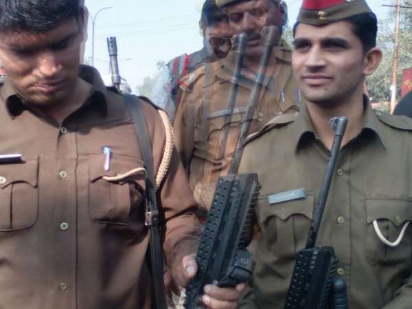 बसपा प्रत्याशी की गाड़ी में मिली ऑटोमैटिक राइफल बसपा प्रत्याशी की गाड़ी में मिली ऑटोमैटिक राइफल