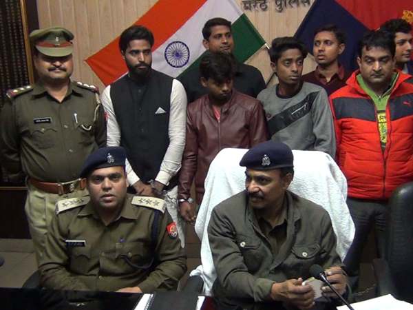 crime मेरठ पुलिस ने 6 लोगों को गैंग पकड़ा, लोगों से बैंक कर्मी बनकर ठगते थे लाखों रुपए crime मेरठ पुलिस ने 6 लोगों को गैंग पकड़ा, लोगों से बैंक कर्मी बनकर ठगते थे लाखों रुपए