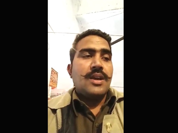 मथुरा: सामने आया एक और जवान का वीडियो, पीएम से कहा बदल दो पुलिस एक्ट मथुरा: सामने आया एक और जवान का वीडियो, पीएम से कहा बदल दो पुलिस एक्ट
