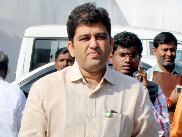 मुंबई में शिवसेना विधायक ने पुलिस को मारा था थप्पड़, हुई 1 साल की जेल मुंबई में शिवसेना विधायक ने पुलिस को मारा था थप्पड़, हुई 1 साल की जेल