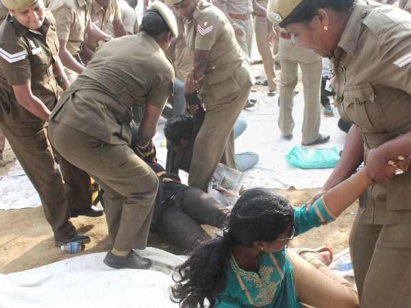 jallikattu जल्लीकट्टू: प्रदर्शनकारियों पर अब नहीं होगा पुलिस बल का प्रयोग, लाठीचार्ज में घायल हो चुके हैं बच्चे jallikattu जल्लीकट्टू: प्रदर्शनकारियों पर अब नहीं होगा पुलिस बल का प्रयोग, लाठीचार्ज में घायल हो चुके हैं बच्चे