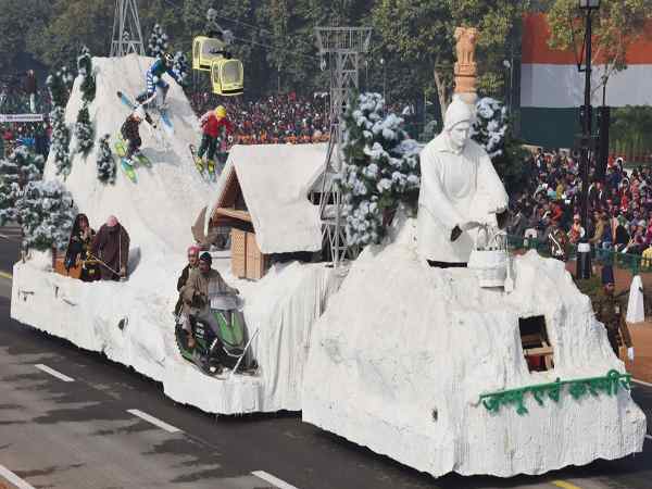 देश की राजधानी दिल्ली में 68वें गणतंत्र दिवस की धूमधाम से तैयारियां शुरु हो गई है। इसी के मद्देनजर सोमवार को गणतंत्र दिवस का होने वाली परेड फुल ड्रेस अभ्यास किया गया है। देश की राजधानी दिल्ली में 68वें गणतंत्र दिवस की धूमधाम से तैयारियां शुरु हो गई है। इसी के मद्देनजर सोमवार को गणतंत्र दिवस का होने वाली परेड फुल ड्रेस अभ्यास किया गया है।