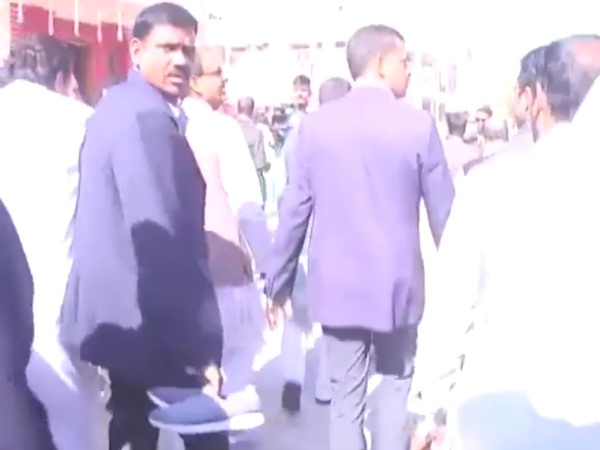 मध्य प्रदेश के CM शिवराज सिंह फिर सुर्खियों में, नंगे पैर चल रहे CM का जूता अधिकारी ने उठाया मध्य प्रदेश के CM शिवराज सिंह फिर सुर्खियों में, नंगे पैर चल रहे CM का जूता अधिकारी ने उठाया
