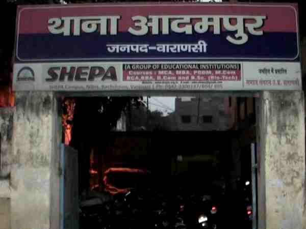 वाराणसी: दस लाख रुपए की नयी करेंसी पकड़े जाने पर मचा हड़कंप वाराणसी: दस लाख रुपए की नयी करेंसी पकड़े जाने पर मचा हड़कंप