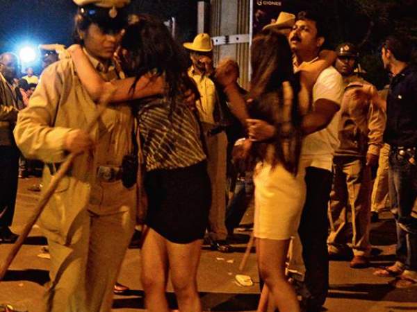 bengaluru बेंगलुरु में न्यू ईयर की शाम महिलाओं के लिए रही डरावनी, नशे में धुत लोगों ने की शर्मनाक हरकतें bengaluru बेंगलुरु में न्यू ईयर की शाम महिलाओं के लिए रही डरावनी, नशे में धुत लोगों ने की शर्मनाक हरकतें