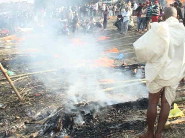 पटना के घाट पर लाशें ही लाशें, काली शाम का दिल दहलानेवाला मंजर पटना के घाट पर लाशें ही लाशें, काली शाम का दिल दहलानेवाला मंजर