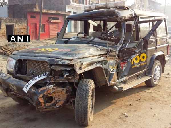 dial 100 यूपी: घर में घुसी डायल 100 पीसीआर, 3 पुलिसवाले घायल dial 100 यूपी: घर में घुसी डायल 100 पीसीआर, 3 पुलिसवाले घायल