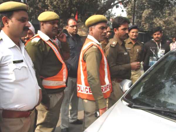 मिर्जापुर के सिंघम ने 24 घंटे में तीसरी बार पकड़े पैसे, अब तक साढ़े दस करोड़ रु किये बरामद मिर्जापुर के सिंघम ने 24 घंटे में तीसरी बार पकड़े पैसे, अब तक साढ़े दस करोड़ रु किये बरामद
