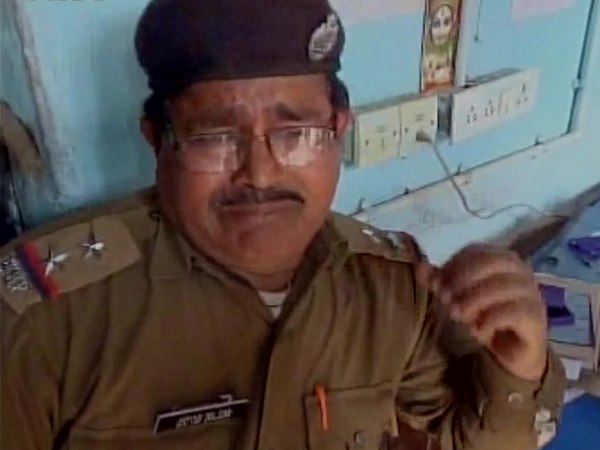 पश्चिम बंगाल: 3000 लोगों ने डंडों और पत्थरों से किया थाने पर हमला, कई कमरों को कर दिया आग के हवाले पश्चिम बंगाल: 3000 लोगों ने डंडों और पत्थरों से किया थाने पर हमला, कई कमरों को कर दिया आग के हवाले