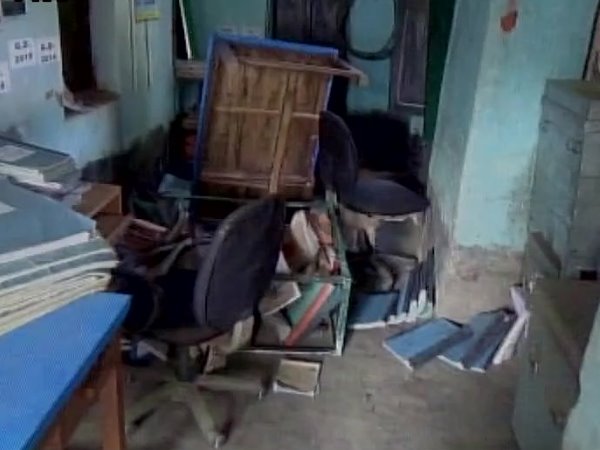 पश्चिम बंगाल: 3000 लोगों ने डंडों और पत्थरों से किया थाने पर हमला, कई कमरों को कर दिया आग के हवाले. पश्चिम बंगाल: 3000 लोगों ने डंडों और पत्थरों से किया थाने पर हमला, कई कमरों को कर दिया आग के हवाले.