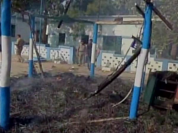 पश्चिम बंगाल: 3000 लोगों ने डंडों और पत्थरों से किया थाने पर हमला, कई कमरों को कर दिया आग के हवाले.. पश्चिम बंगाल: 3000 लोगों ने डंडों और पत्थरों से किया थाने पर हमला, कई कमरों को कर दिया आग के हवाले..