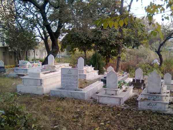 पाकिस्तान के पेशावर में अपने परिजनों के शवों को दफनाने के लिए मजबूर हैं हिन्दू पाकिस्तान के पेशावर में अपने परिजनों के शवों को दफनाने के लिए मजबूर हैं हिन्दू